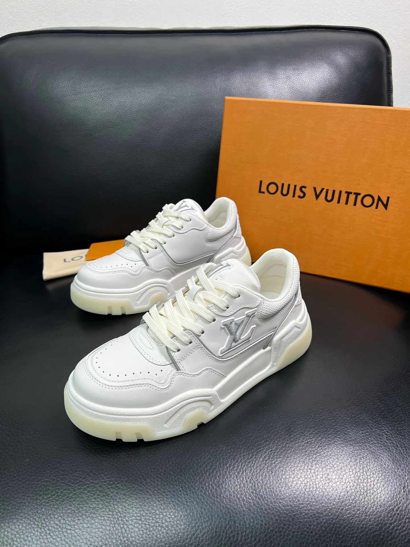 Men's shoes 💰900 Lv top purchase Louis Vuitton, counter synchronization, uppers imported from Italy cowhide, imported mesh padding soft and comfortable, soles: original soles specially provided by the original factory, T men's shoes 💰U exclusive movable molded soles super comfortable, original factory and single goods, high quality, welcome to compare, code number 38-44 (customized 45) 85883
